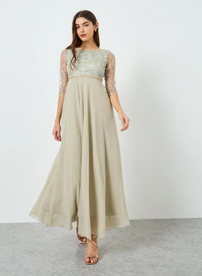 ستايلي فستان طويل منمق بزهور مع أكمام شفافة